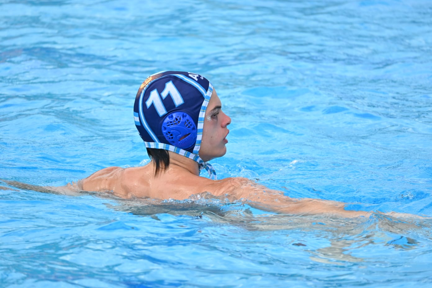 Mateo jugando waterpolo